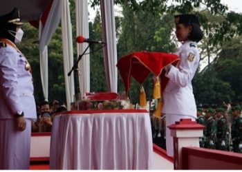 Walikota Eva Dwiana Pimpin Upacara Penurunan Bendera HUT Ke-77 Kemerdekaan RI