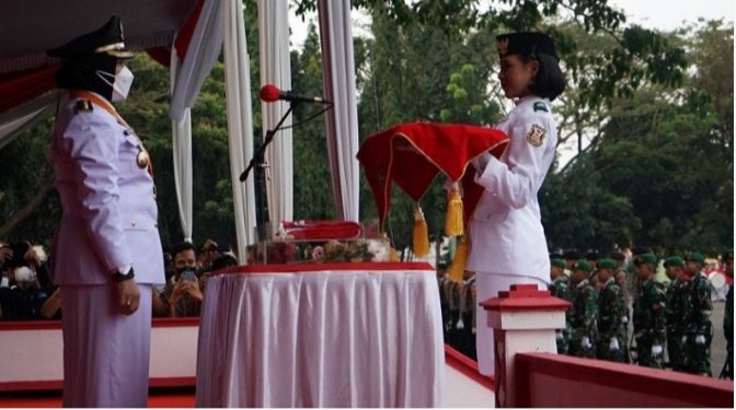 Walikota Eva Dwiana Pimpin Upacara Penurunan Bendera HUT Ke-77 Kemerdekaan RI