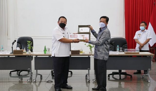 Gubernur Lampung Terima Uang Kertas Baru Benomor Seri Tahun Kelahirannya