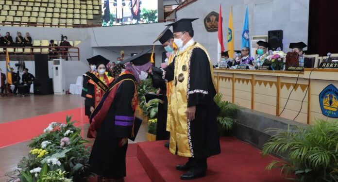 Plt. Rektor Unila Mewisuda 1.098 Lulusan 