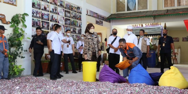 Wagub Chusnunia Chalim Tinjauan TPS 3R Jejama Secancanan di Pringsewu