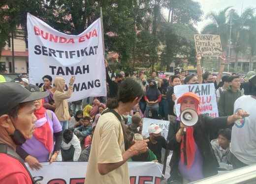 Ratusan Warga Kerawang Tuntut Sertifikat Tanah, Sekda Minta Warga Siapkan Kronologis