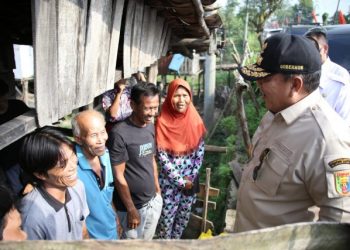 Gubernur Arinal Serahkan Bantuan Sembako kepada Keluarga Nelayan Tulang Bawang