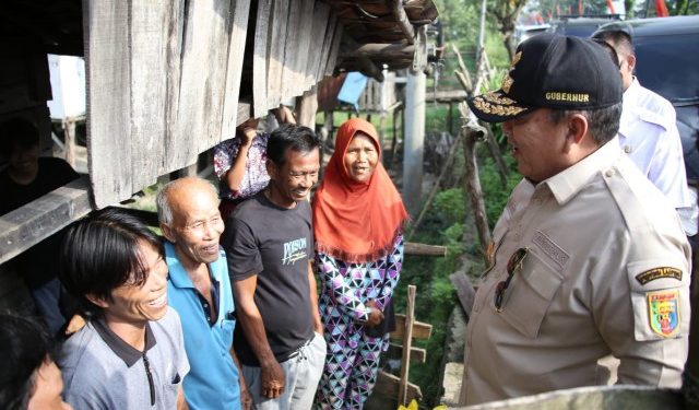Gubernur Arinal Serahkan Bantuan Sembako kepada Keluarga Nelayan Tulang Bawang