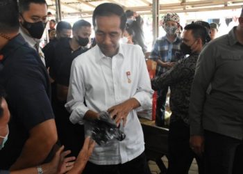 Jokowi Bagikan Sembako dan Bantuan Modal Bagi Pedagang Pasir Gintung