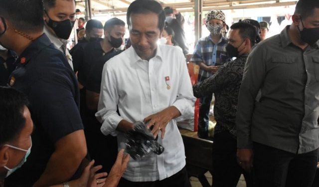 Jokowi Bagikan Sembako dan Bantuan Modal Bagi Pedagang Pasir Gintung