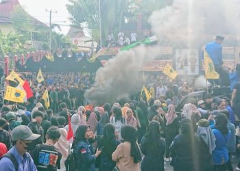 Demo Tolak Kenaikan BBM, Ratusan Massa PMII Robohkan Pagar DPRD