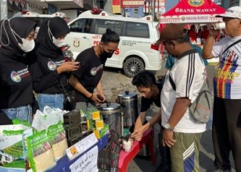 Anak Karyawan BUMN Gelar Aksi Bagi-Bagi Teh Gratis
