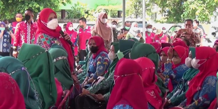 Walikota Bagikan Dana Operasional Pulsa kepada 2.318 Kader Keluarga Berencana