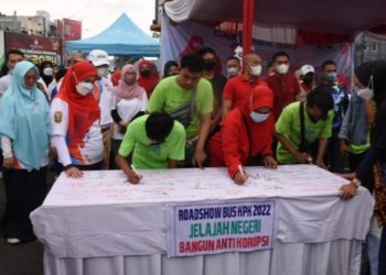 Deklarasi Anti Korupsi, WaliKota  Eva Dwiana Tandatangani Komitmen Bersama Masyarakat