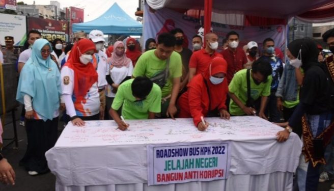 Deklarasi Anti Korupsi, WaliKota Eva Dwiana Tandatangani Komitmen Bersama Masyarakat