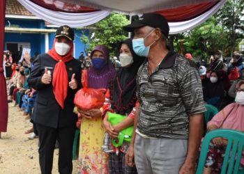 Walikota Bandar Lampung Bersama Mahasiswa Unila Bagikan Ratusan Paket Sembako