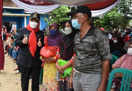 Walikota Bandar Lampung Bersama Mahasiswa Unila Bagikan Ratusan Paket Sembako