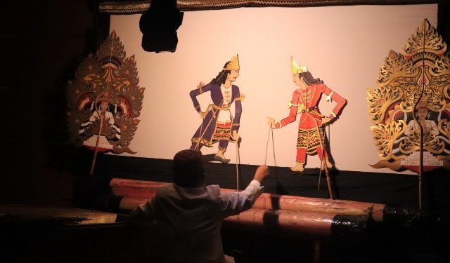 ‘Legenda Gunung Sugih’ Wayang Sekelik Tampil di UPT Perpustakaan Unila
