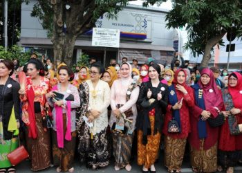 Riana Sari Arinal Ikuti Parade Kebaya Bersama Ibu Negara Iriana Joko Widodo di Kota Solo