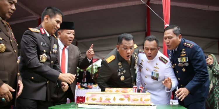 Gubernur Arinal Hadiri Upacara Peringatan HUT TNI ke -77