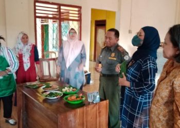 Dosen ITERA Latih Warga Desa Penyangga TNWK Olah Produk Berbahan Dasar Ikan