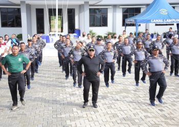 Gubernur Arinal dan Danlanal Kolonel Laut (P) Zul Fahmi Olahraga Bersama di Mako Lanal Caligi