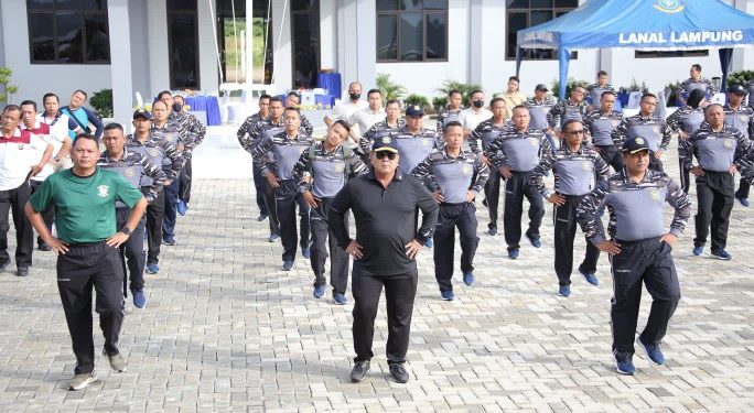 Gubernur Arinal dan Danlanal Kolonel Laut (P) Zul Fahmi Olahraga Bersama di Mako Lanal Caligi