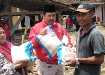 Majelis Taklim Rachmat Hidayat Bagikan Ratusan Sembako Kepada Korban Banjir Sidomulyo