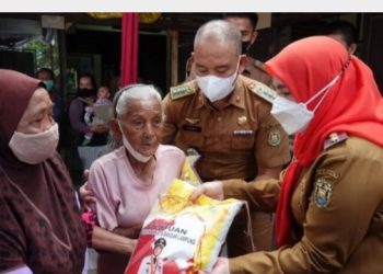 Walikota Bandar Lampung Beri Bantuan Beras Untuk Warga Di Enam Kecamatan