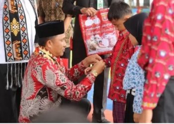 Bagikan Seragam Gratis, Bupati Parosil Ingin  Sekolahan di Lambar Punya Ciri Khas  