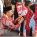 Bagikan Seragam Gratis, Bupati Parosil Ingin Sekolahan di Lambar Punya Ciri Khas