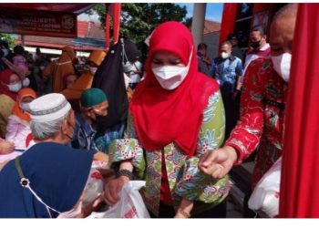 Kurangi Beban Masyarakat , Akibat  Dampak Kenaikan BBM, WaliKota Bagikan 34 Ribu Karung Beras