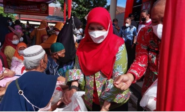 Kurangi Beban Masyarakat , Akibat Dampak Kenaikan BBM, WaliKota Bagikan 34 Ribu Karung Beras