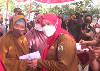 Walikota Bandar Lampung Eva Dwiana Berikan Insentif Kepada Guru Ngaji