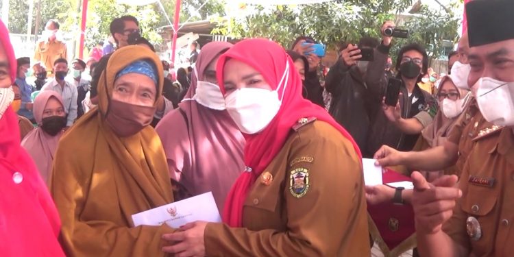 Walikota Bandar Lampung Eva Dwiana Berikan Insentif Kepada Guru Ngaji