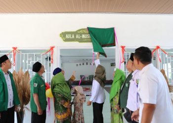 Wakil Gubernur Chusnunia Resmikan Aula Al-Mustaghfiriin, Pondok Pesantren Minhadlul ‘Ulum 