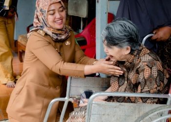 Wagub Chusnunia Beri Bantuan Kursi Roda kepada Mbah Rusnaini
