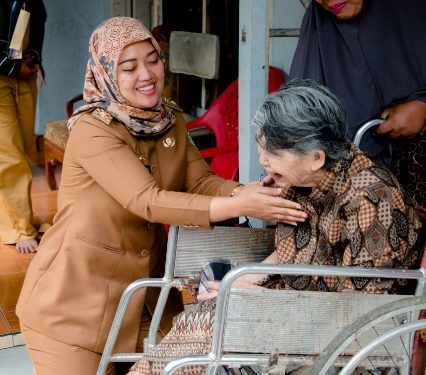 Wagub Chusnunia Beri Bantuan Kursi Roda kepada Mbah Rusnaini