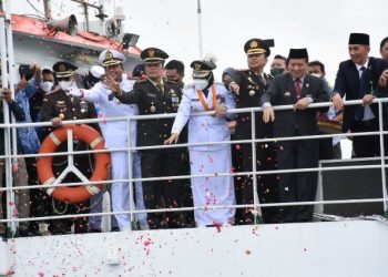 Peringati Hari Pahlawan, Walikota Eva Dwiana Tabur Bunga di Dermaga PT Pelindo