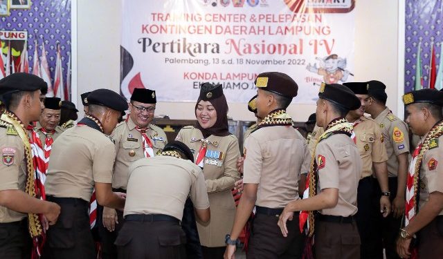 Chusnunia Lepas Kontingen Pramuka Lampung ke Perkemahan Bakti Saka Bhayangkara  di Palembang