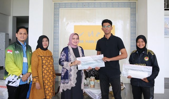 Riana Sari Arinal Lepas Kontingen Mahasiswa untuk Mengikuti POMNAS di Sumatera Barat