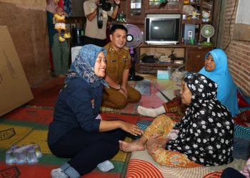 Wagub Chusnunia Berikan Bantuan Kursi Roda kepada Mbah Hidup dan Anaknya Nenek Robaiyah