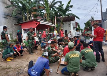 Koramil Kedaton Bersih-Bersih Di Kampung Pancasila Kelurahan Sepang Jaya