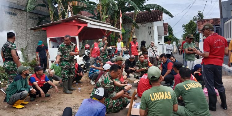 Koramil Kedaton Bersih-Bersih Di Kampung Pancasila Kelurahan Sepang Jaya