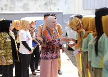 Riana Sari Lepas Kontingen Lampung Mengikuti Lomba Senam Kreasi Perwosi