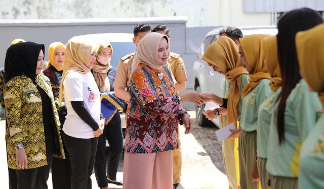 Riana Sari Lepas Kontingen Lampung Mengikuti Lomba Senam Kreasi Perwosi