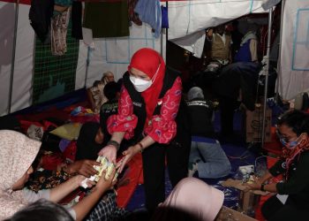 Walikota Bandar Lampung Turun Langsung Serahkan Bantuan Rp500 Juta ke Cianjur