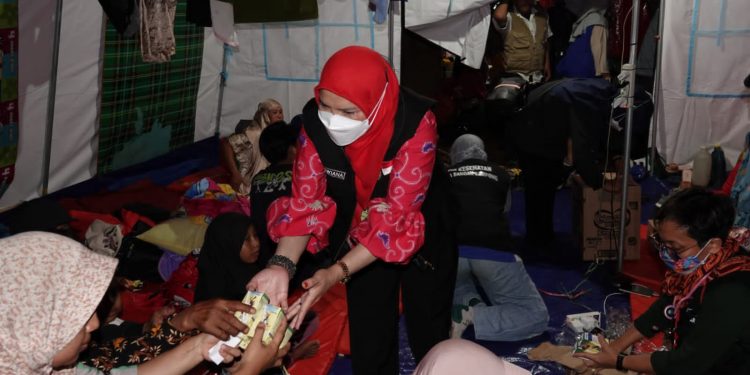 Walikota Bandar Lampung Turun Langsung Serahkan Bantuan Rp500 Juta ke Cianjur