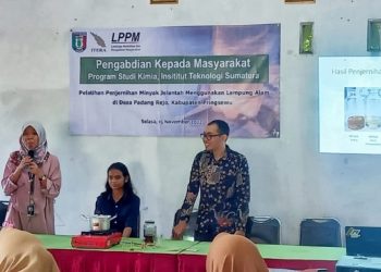 Dosen ITERA Latih Warga Pringsewu Jernihkan Minyak Jelantah dengan Lempung Alam