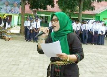 Kepala SMPN 19 Pesawaran Bacakan Puisi Peringati Hari Guru Nasional