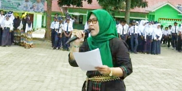 Kepala SMPN 19 Pesawaran Bacakan Puisi Peringati Hari Guru Nasional