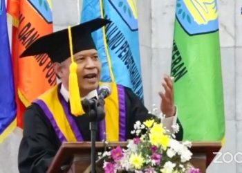 Guru Besar Unila Muhammad Fuad Baca Puisi “Tiarap” Saat Pengukuhan