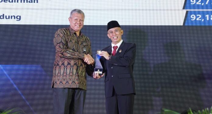 Unila Raih Predikat Informatif Anugerah Keterbukaan Informasi Publik