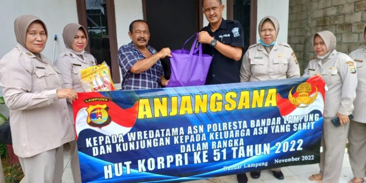 HUT Korpri ke 51, ASN Polresta Bandar lampung Anjangsana Ke Rumah Pensiunan